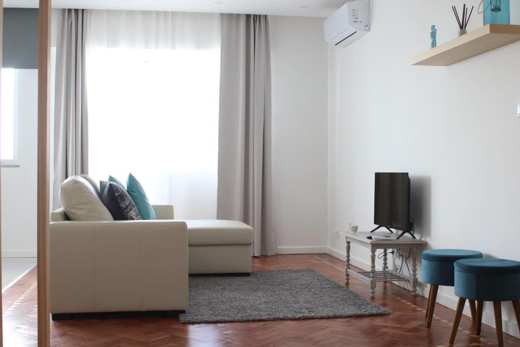 法蒂玛Fátima4You的客厅配有白色沙发和电视