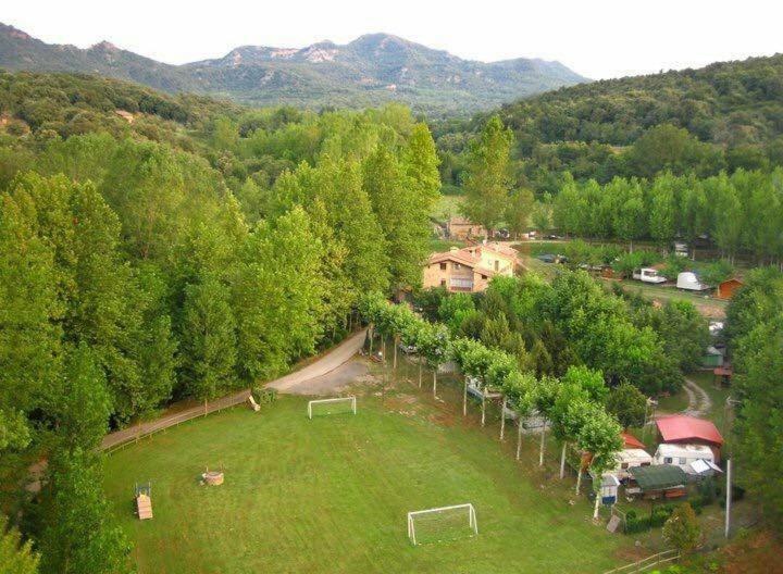 莱斯普拉内斯德奥斯托莱斯Càmping Molí de Vilamala的足球场的空中景观