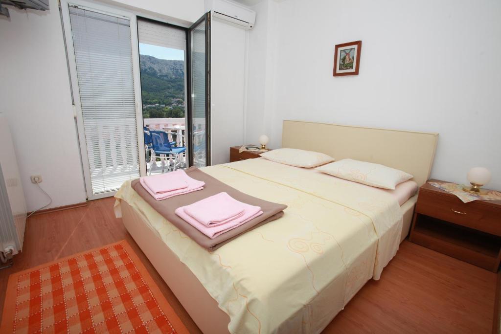 巴斯卡Pension Antonia的一间卧室配有一张大床,上面有粉红色的毛巾