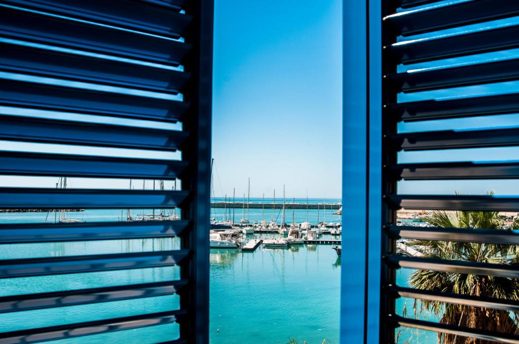 夏卡POSTU D'INCANTU的从码头的窗户欣赏美景