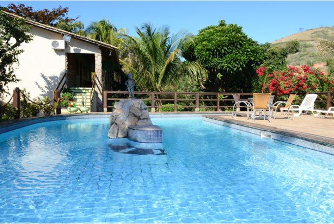 Estancia do CastelloPousada Lua e Sol的大型游泳池内设有一个喷泉