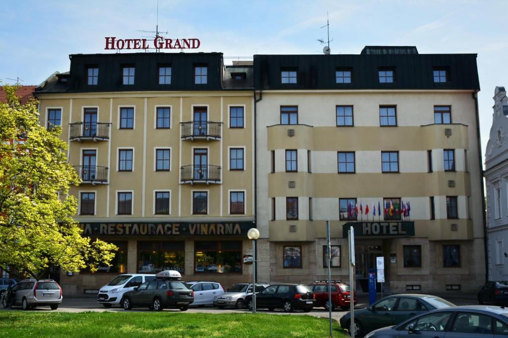 乌赫尔堡格兰德酒店的宏伟的酒店,停车场有车辆停放