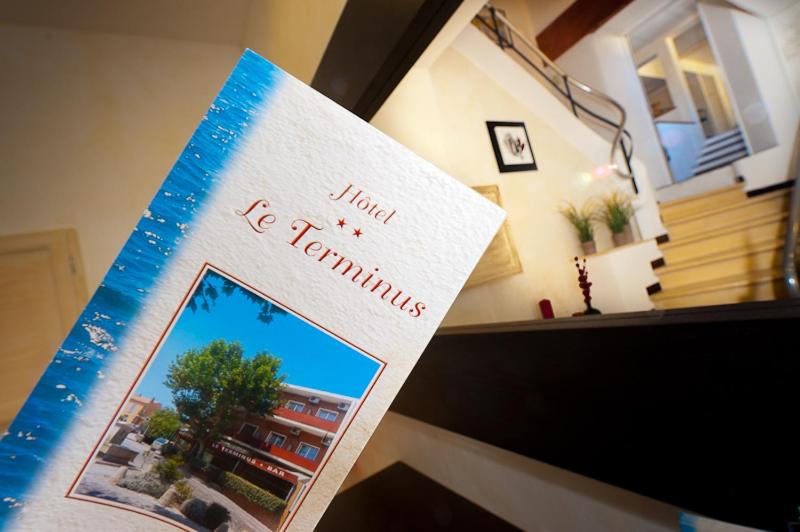 勒拉旺杜特米努斯酒店的书坐在桌子上