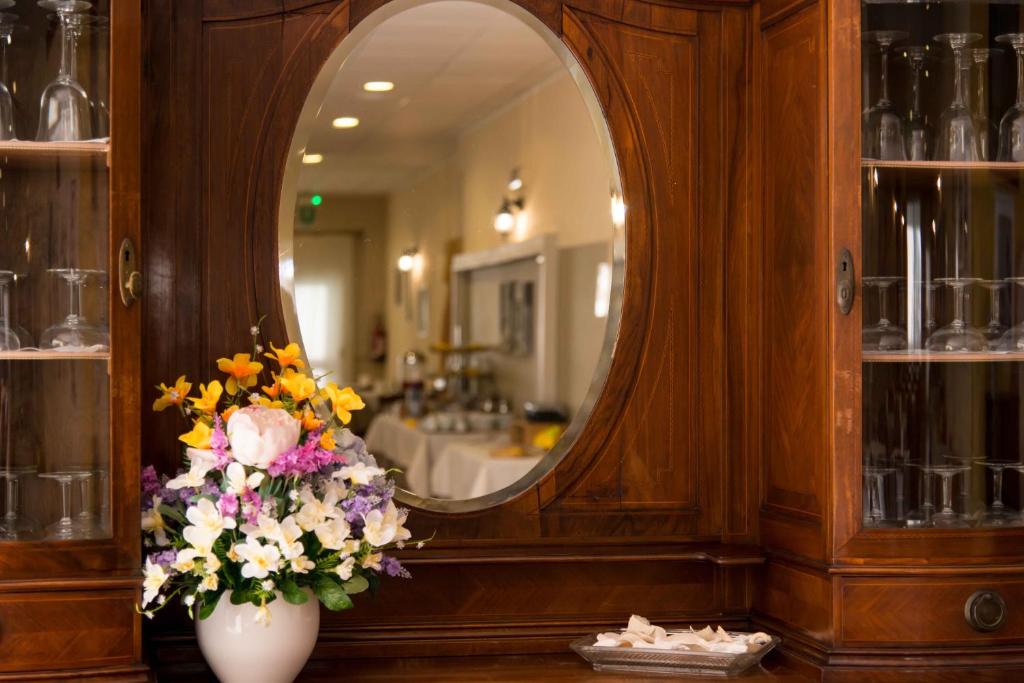 东塞斯特里Hotel Elisabetta的浴室设有镜子和花瓶