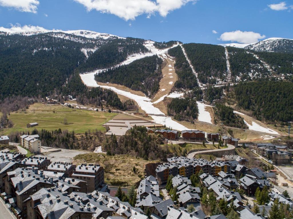 埃尔塔特Esquirol Apartments的享有一个雪覆盖的山的小镇的空中景色