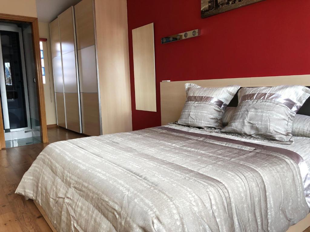 佩尼斯科拉Casa Pareada en Peñiscola的卧室配有白色的床铺和红色的墙壁