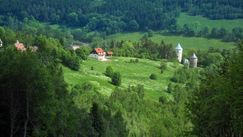 亚希莫夫马克西姆斯别墅 的享有绿色山丘和城堡的空中景色