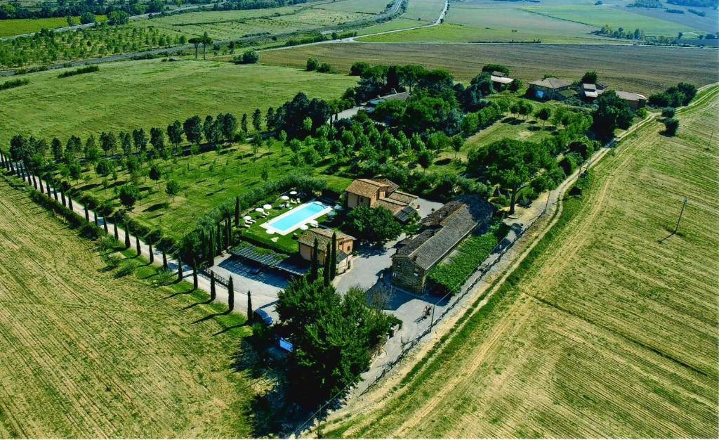 VillastradaLe More E I Gelsomini的享有树木和游泳池的空中景致