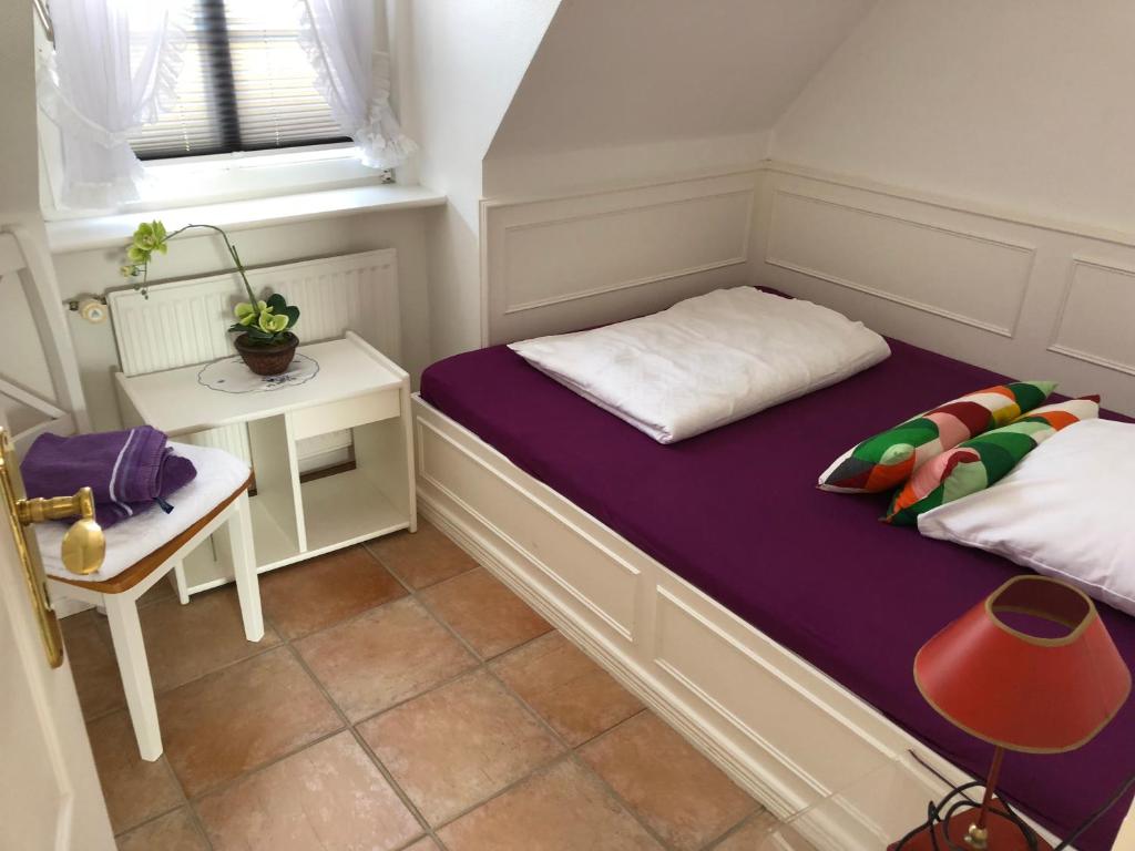 韦斯特兰Kastanienhüs Apartment的小房间设有一张床和一张桌子