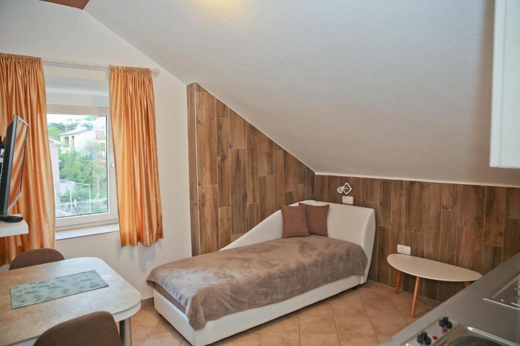科托尔阿尼塔旅馆的一间带床的卧室,位于带窗户的房间内