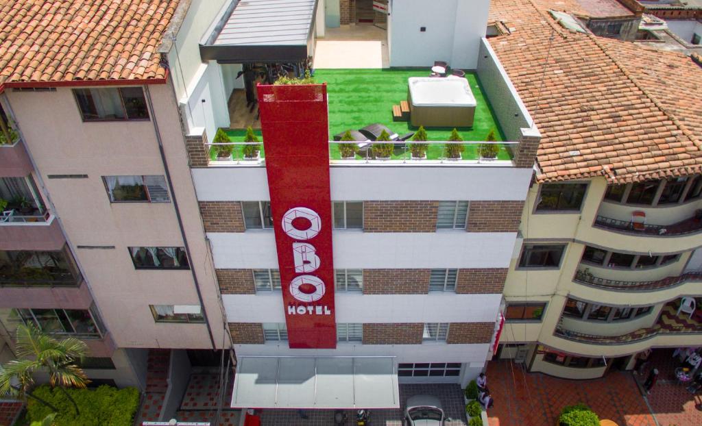 麦德林奥博酒店的建筑的上方景色,上面有红色标志