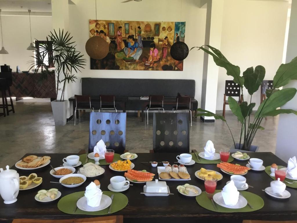 MoragallaSath Villa Naadi Ayurveda Resort的一张桌子,上面放着食物盘