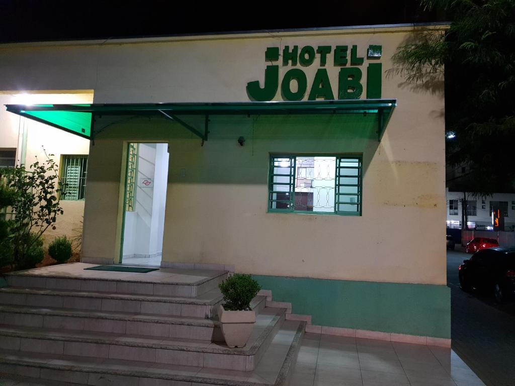 圣若泽杜斯坎普斯Hotel Joabi的一座有标牌的建筑,上面写着酒店jordan的字样