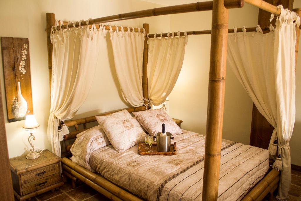 锡古恩萨Alojamientos Victoria的一间卧室配有一张天蓬床和一张桌子