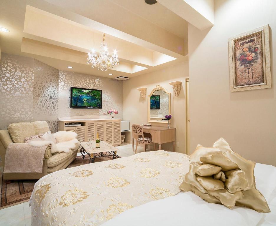 广岛Hotel Star Dust (Adult Only)的一间卧室设有一张床和一间客厅。