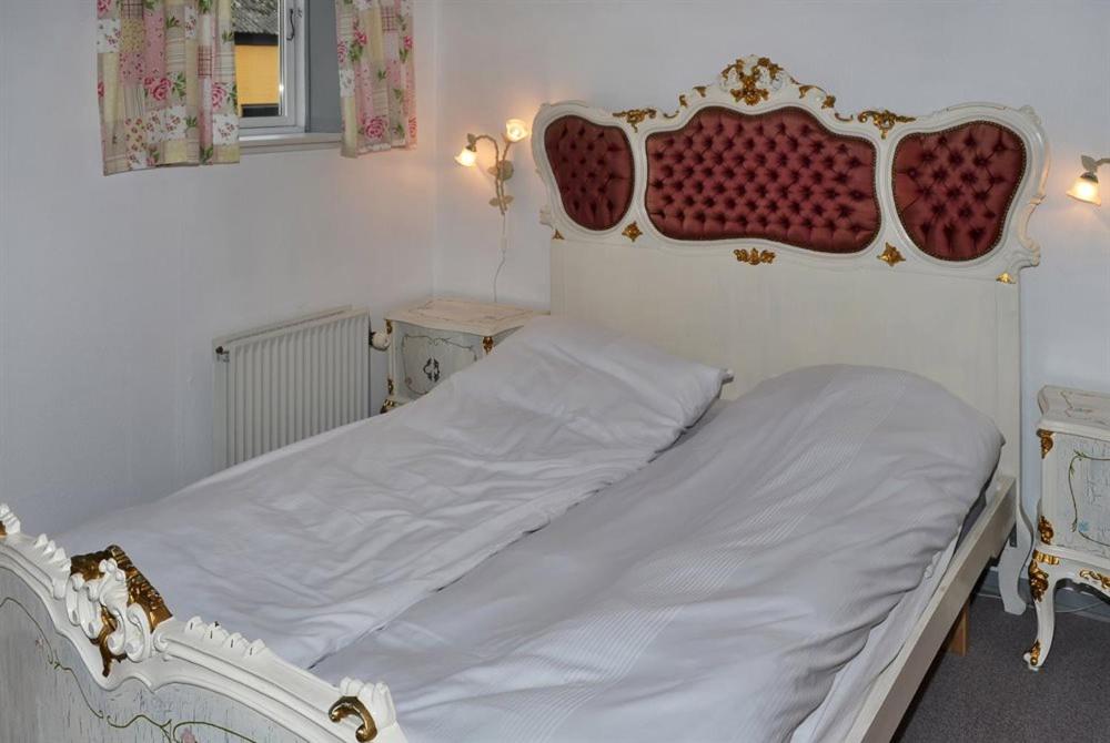 BredebroMotel Lido的卧室内的白色床和红色床头板