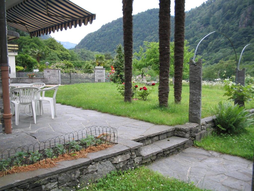 阿韦尼奥Casa Giada的庭院里配有桌椅