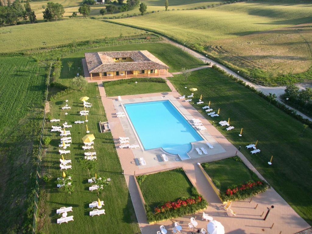 Monterado特奴塔基奥格2号旅馆的享有带游泳池的度假村的空中景致