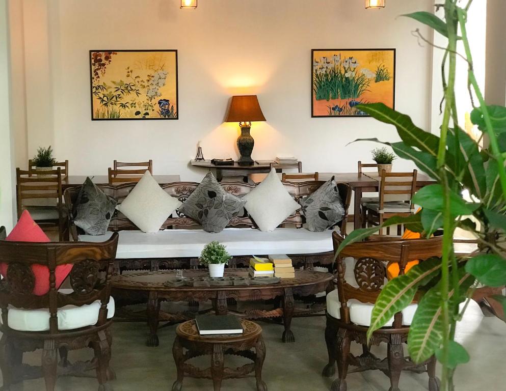 科伦坡萨语拉旅馆的客厅配有沙发和桌椅