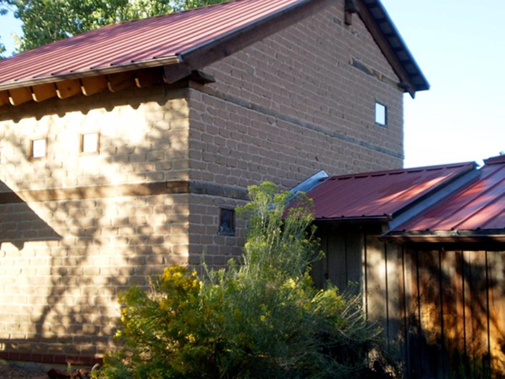 法明顿银江阿朵比住宿加早餐旅馆的红屋顶砖砌的建筑
