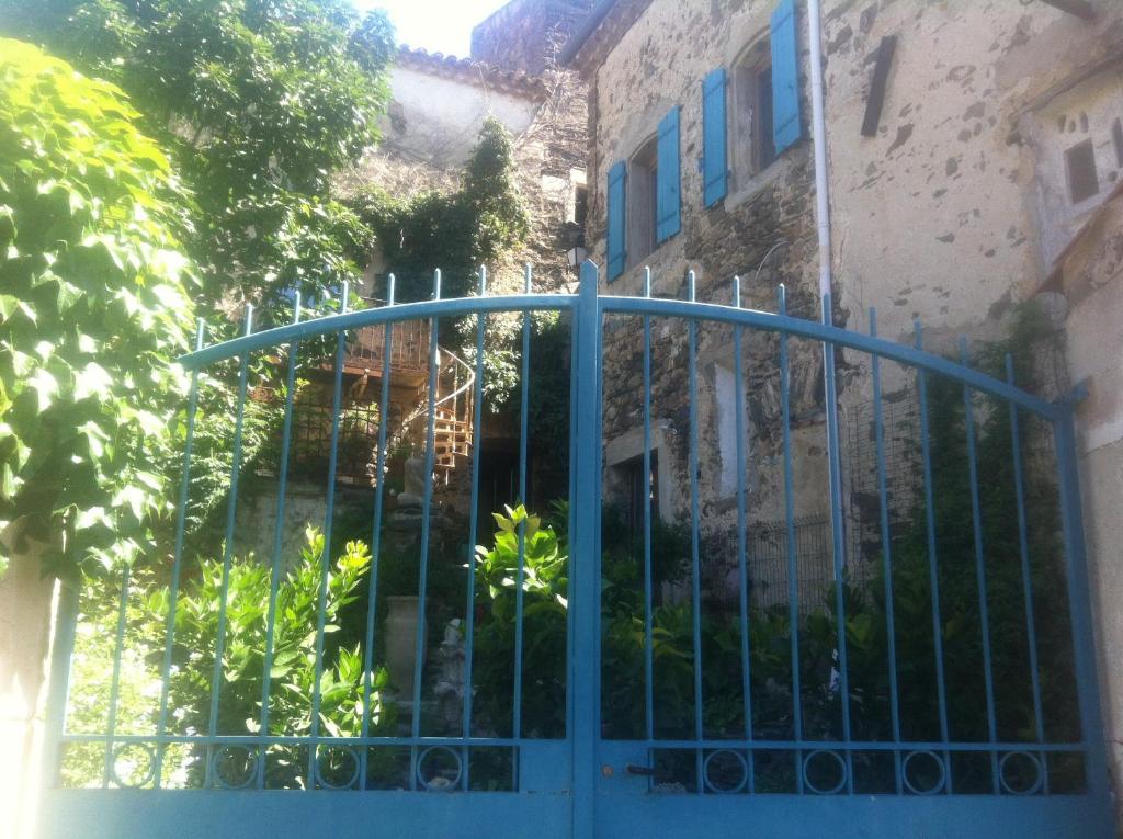 CabrerollesLa belle endormie的大楼前的蓝色门