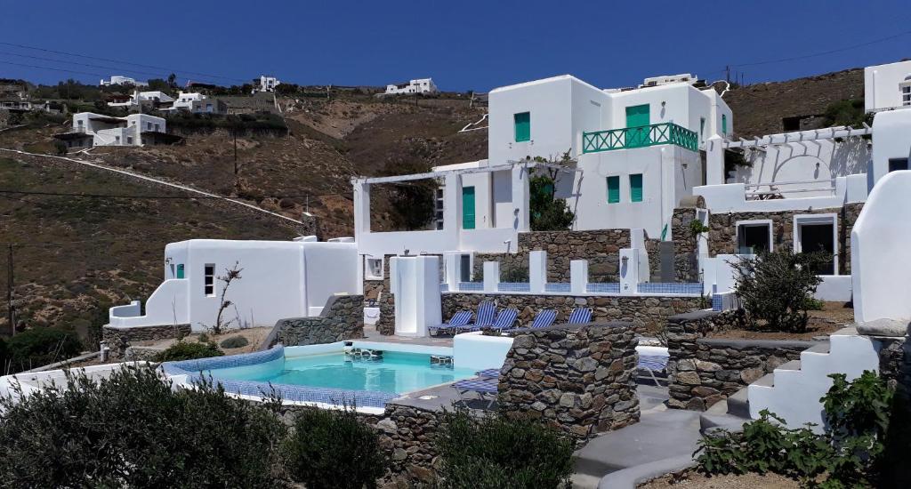 胡拉吉亚Antoninis Village的享有带游泳池的别墅景致