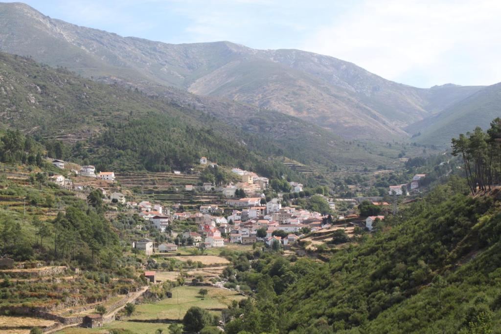 Alvoco da Serra蓬特旅馆的山中山谷中的村庄