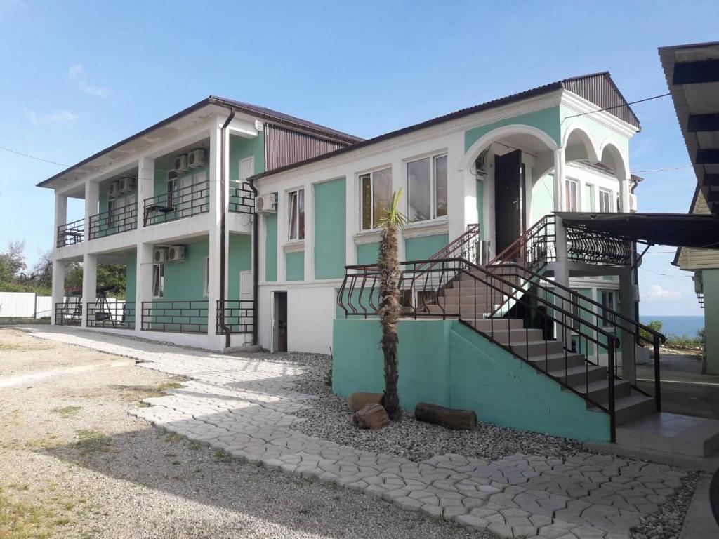 新阿丰Guest house on Gagarina Varvara10的前面有棕榈树的房子