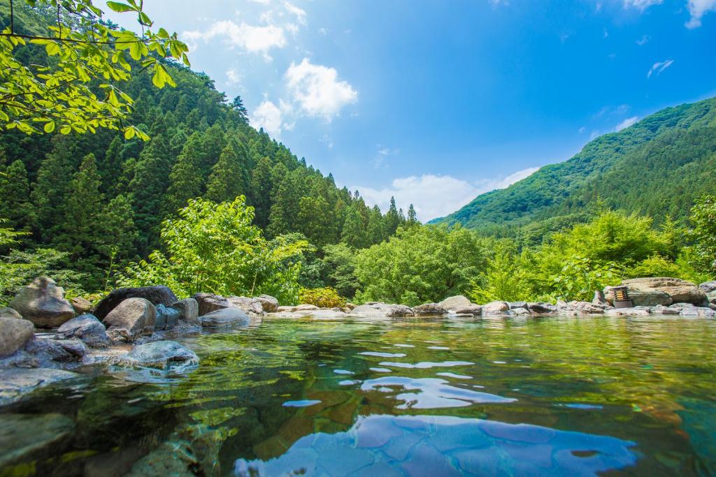 水上町米纳卡米萨索日式旅馆的山中河,水中岩石