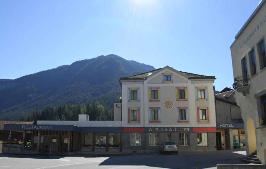 蒂芬卡斯特尔阿尔布拉&尤利尔酒店的一座位于山脚下的城镇的建筑