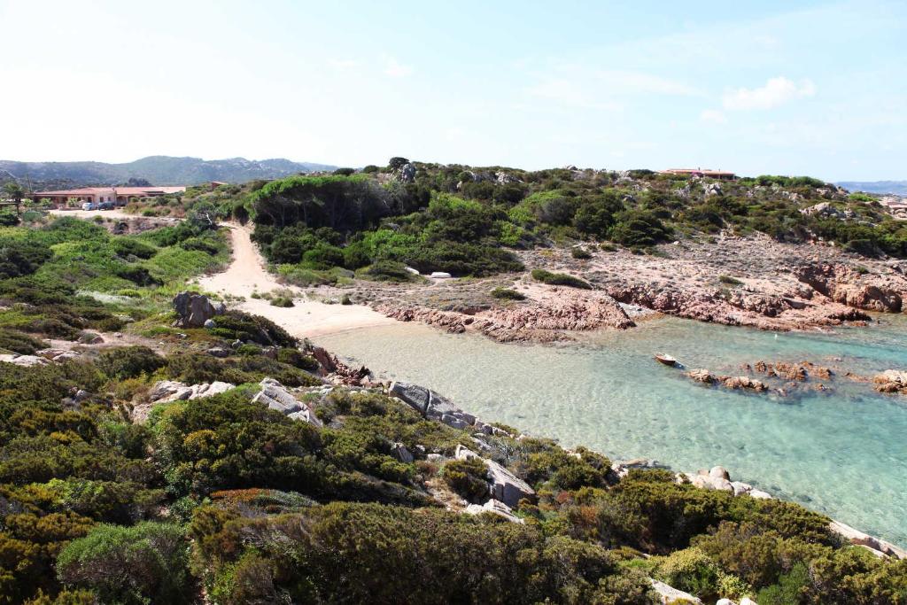马达莱纳Residenza Marginetto的享有岩石和水域海滩的景致