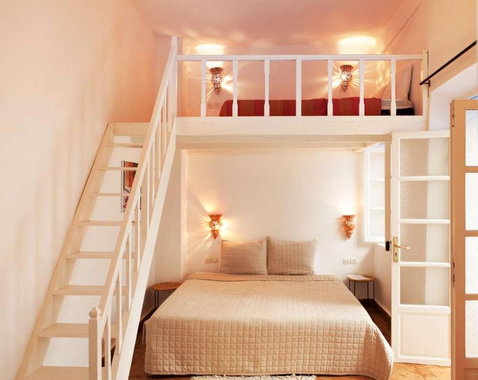 索维拉拉卡萨德尔马旅馆的一间小卧室,配有一张床和一个楼梯