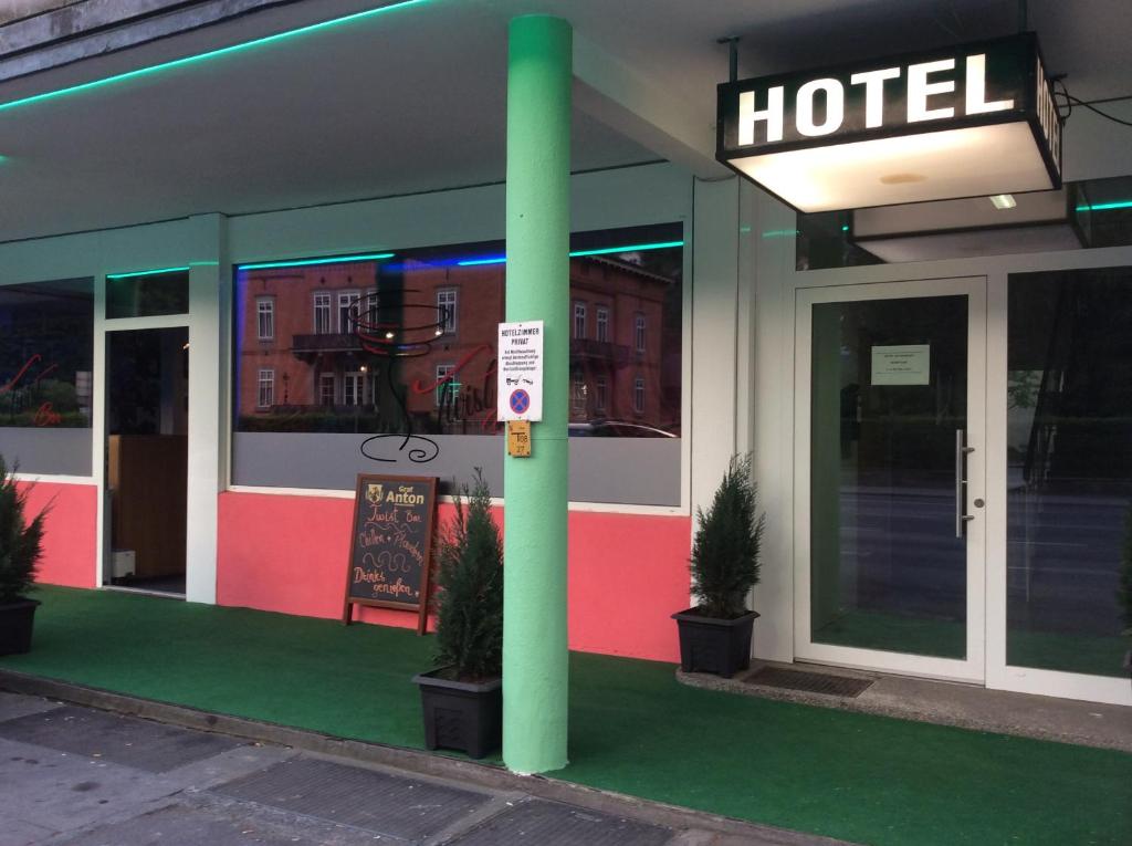 费尔德基希Hotel am Bahnhof的建筑前有绿杆的酒店