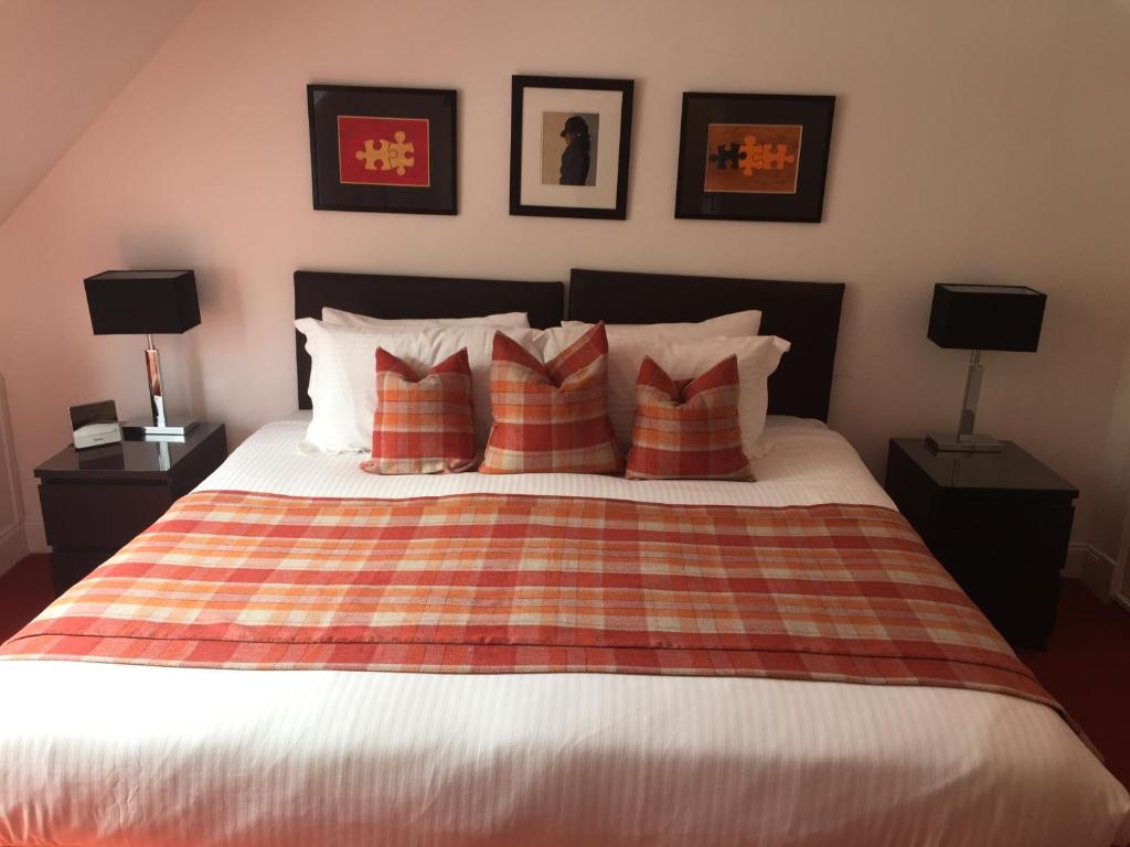 洛亨黑德黄金落叶松住宿加早餐旅馆的一间卧室配有红色和白色枕头的床