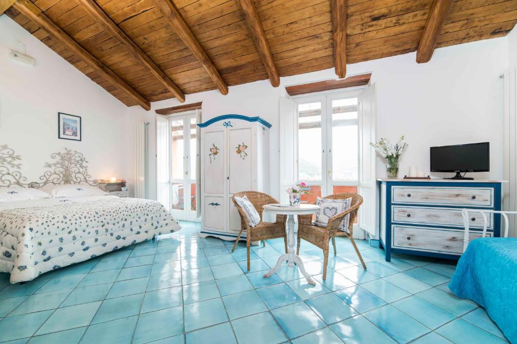 卡瓦德蒂雷尼B&B Gattacicova的卧室配有一张床和一张桌子及椅子