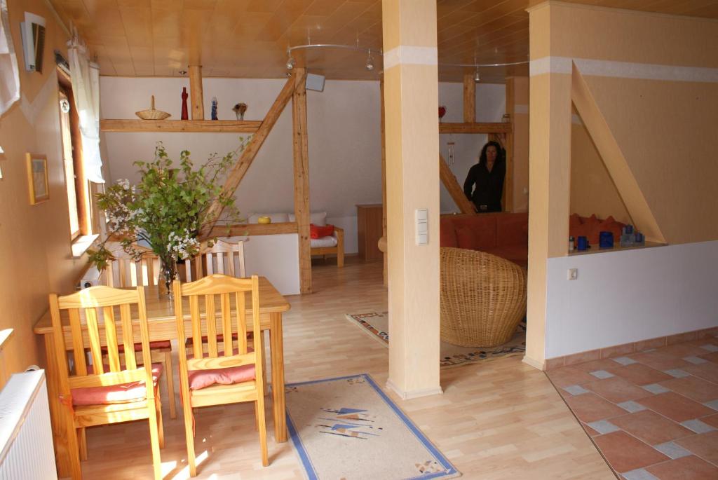 FehrenbachFerienhaus Lyhs的一间用餐室,在房间内配有桌椅