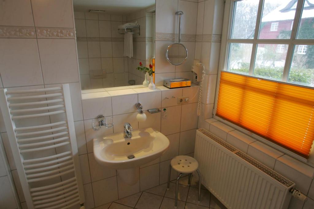 Der Fischländer Garni的一间浴室