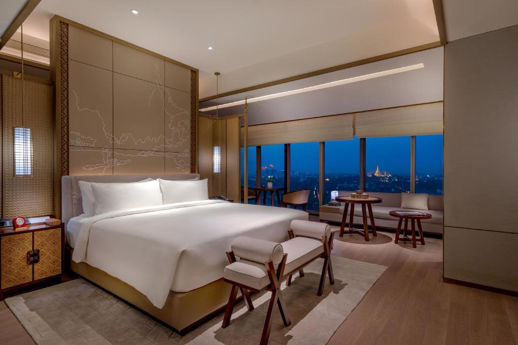 仰光仰光泛太平洋酒店的一间带大床的卧室和一间客厅