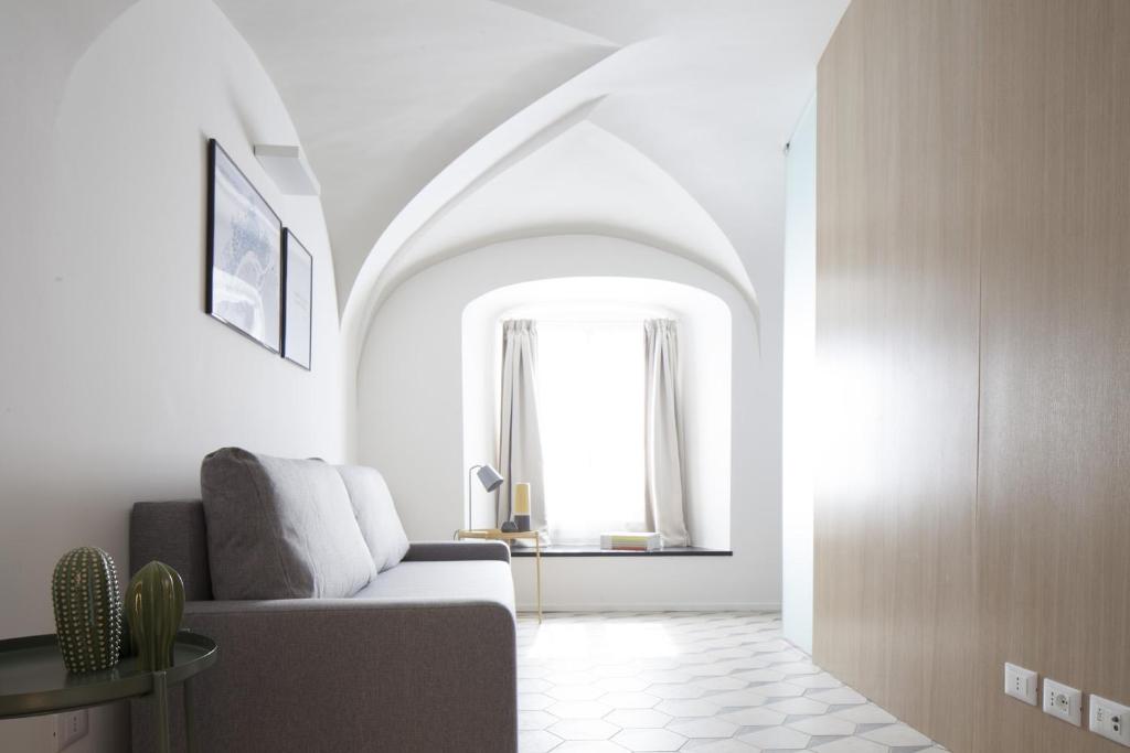 热那亚Genova Suite Art的带沙发和窗户的客厅