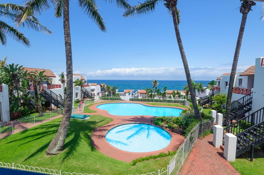 巴利托Le Paradis 5 - With Inverter的从度假村的阳台可欣赏到游泳池和海洋的景色