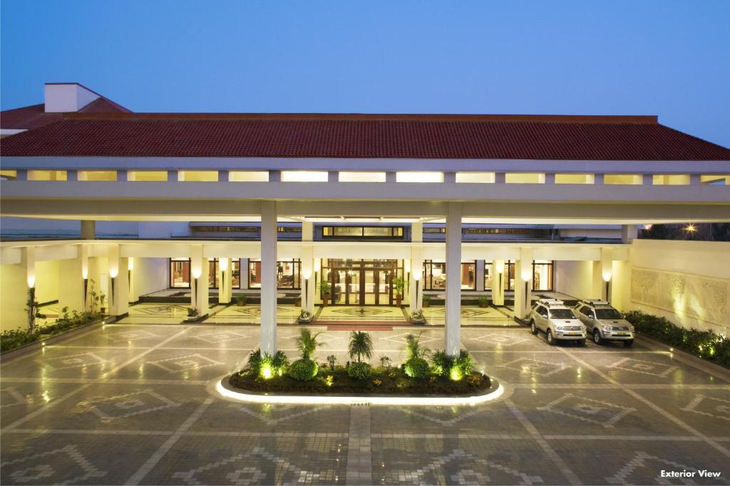 大诺伊达杰皮格林斯高尔夫及Spa度假酒店的停车场内停放汽车的大型建筑