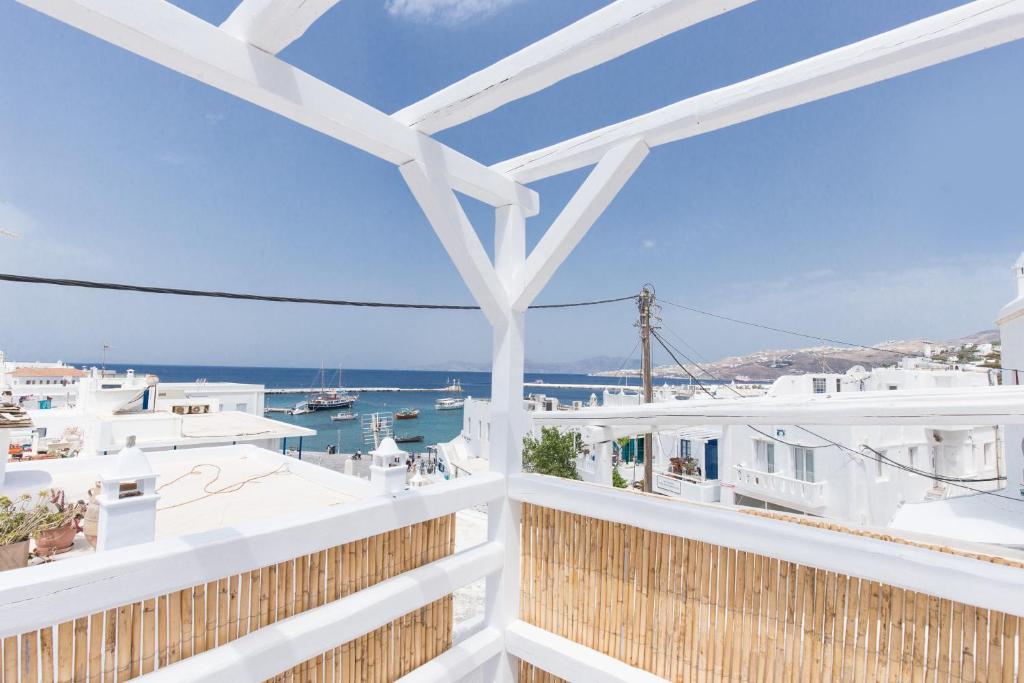 米克诺斯城Melina's House Mykonos Town的阳台享有海景。