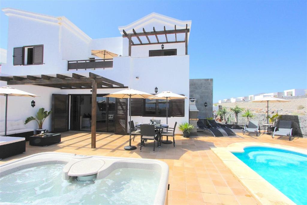 普拉亚布兰卡Villa Emma Playa Blanca的一座带游泳池和房子的别墅