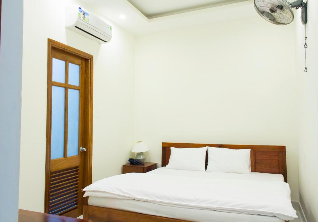 头顿Nhà nghỉ Linh Quân的一间卧室设有一张床和一个窗口