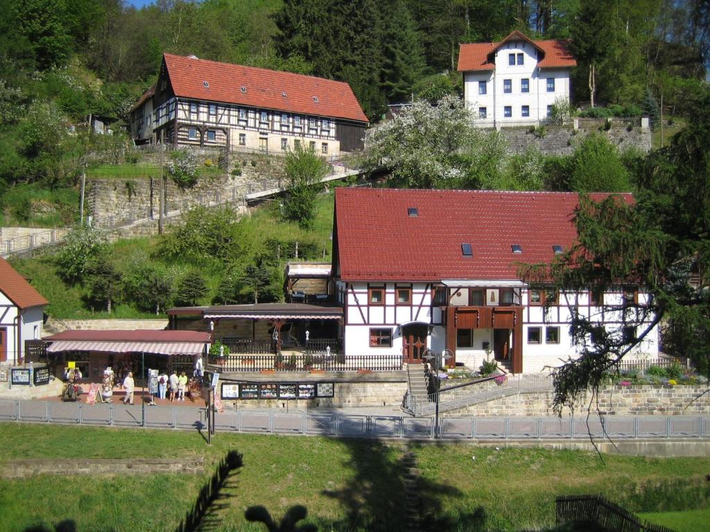 库洛特拉森Ferienwohnung Am Grünbach的村庄里一座有红色屋顶的建筑