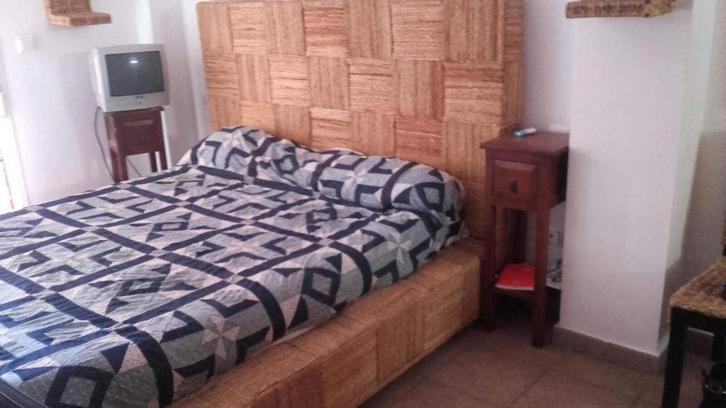 阿尔么丽亚Habitaciones en Casa compartida Retamar的一间卧室配有一张带木制床头板的床