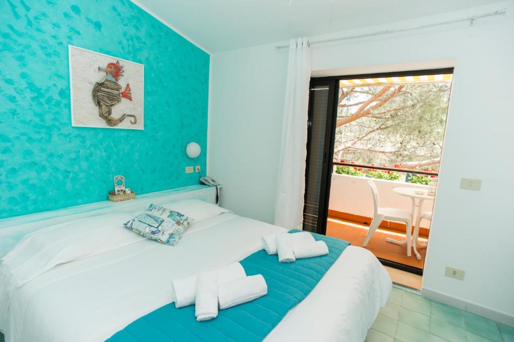 坎普码头Hotel Punto Verde的一间卧室配有一张蓝色墙壁的床