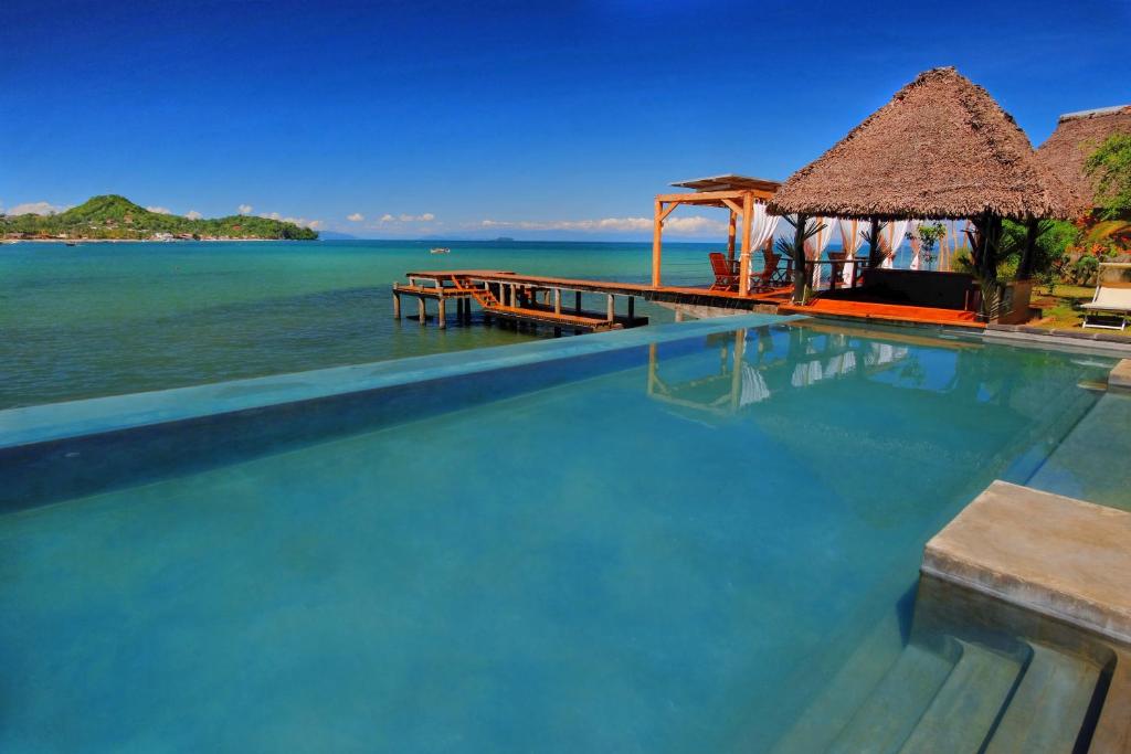 阿姆巴托洛阿卡鲁尔布卢酒店的海景游泳池