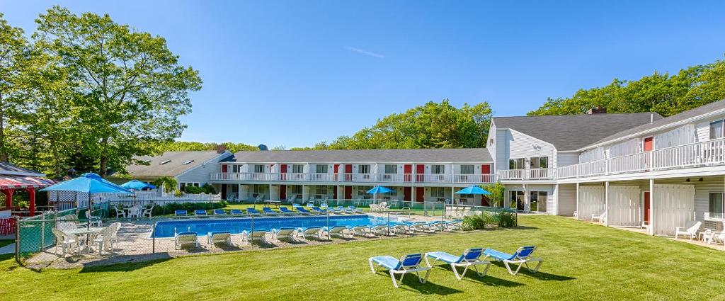 肯尼邦克港林姆莱恩度假酒店的一个带游泳池和椅子的度假胜地和一座建筑