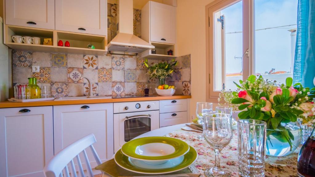 罗希姆诺Maribella Residence Old Town Rethymno的厨房配有带盘子的桌子